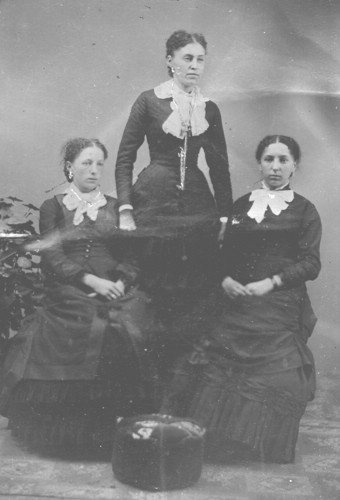 MabelCoraAndLauraSmith.jpg